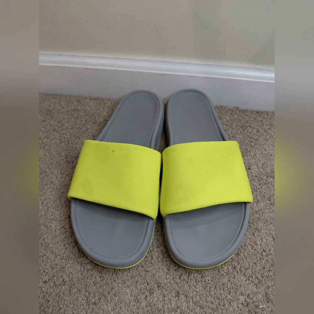 Lululemon Men Size 8 Neon Yellow and Gray Slide Sandals